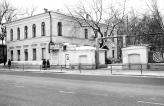 Западный флигель и ворота больницы
